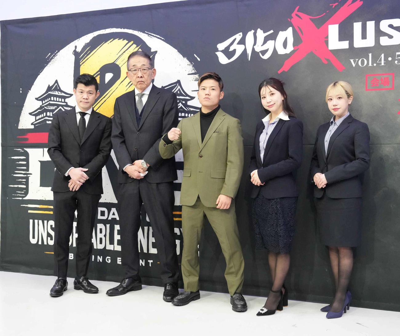 「3150×LUSHBOUM」対戦カード発表記者会見でフォトセッションに臨む、左から亀田ファウンダー、渡辺会長、挑戦者の重岡、株式会社LUSH代表取締役もにゅこ、同取締役ミナミムラソデコ（撮影・小沢裕）