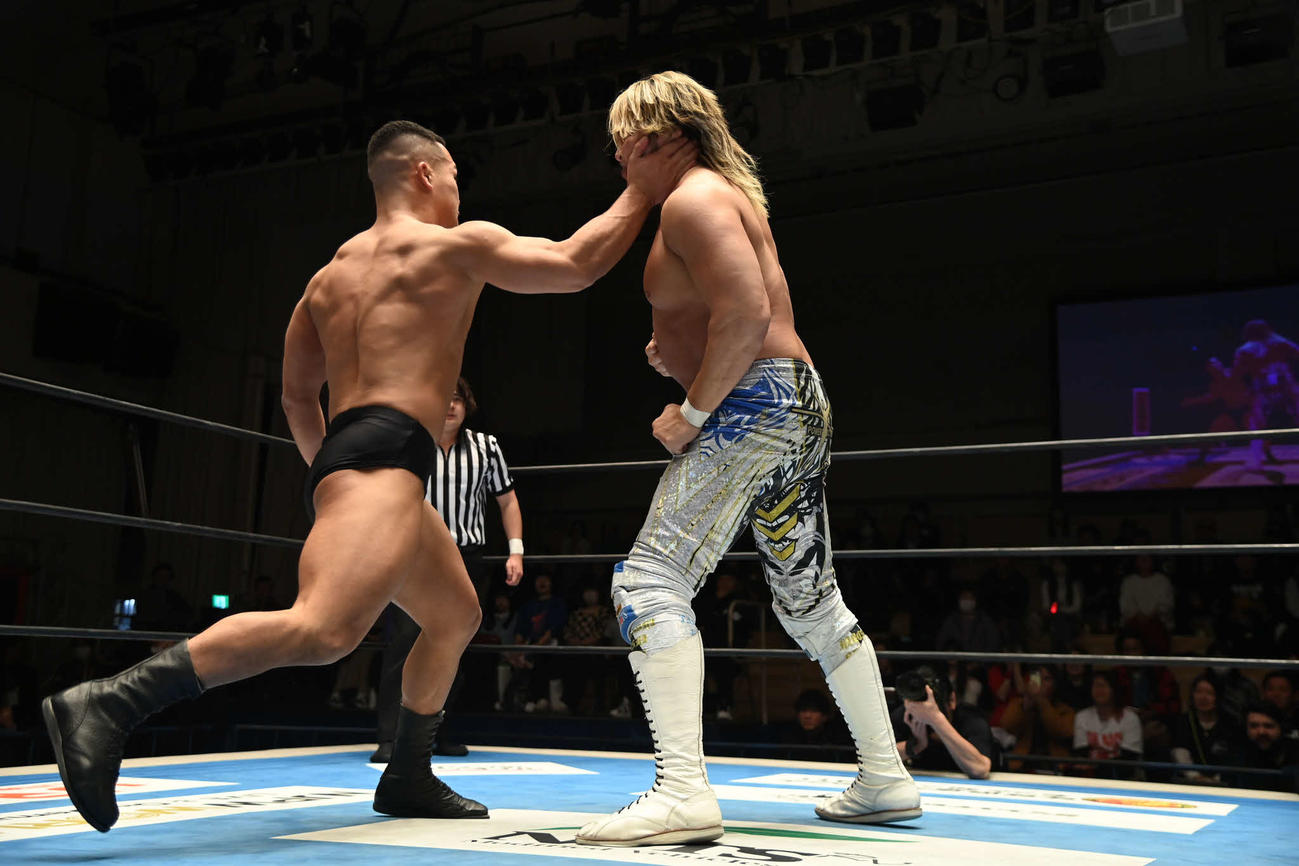 敗れたものの社長の棚橋弘至に強烈な張り手を食らわせた永井大貴（左）（C）新日本プロレス