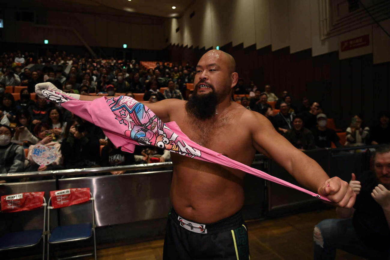 ファンの持っていた海野Tシャツを引き裂くオーカーン（C）新日本プロレス