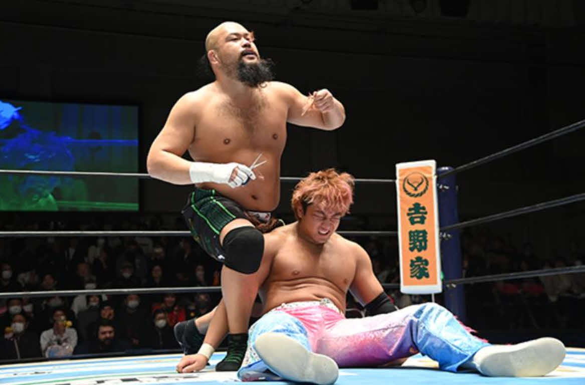 海野の頭髪を切ってしまったオーカーン（新日本プロレス公式Xから）