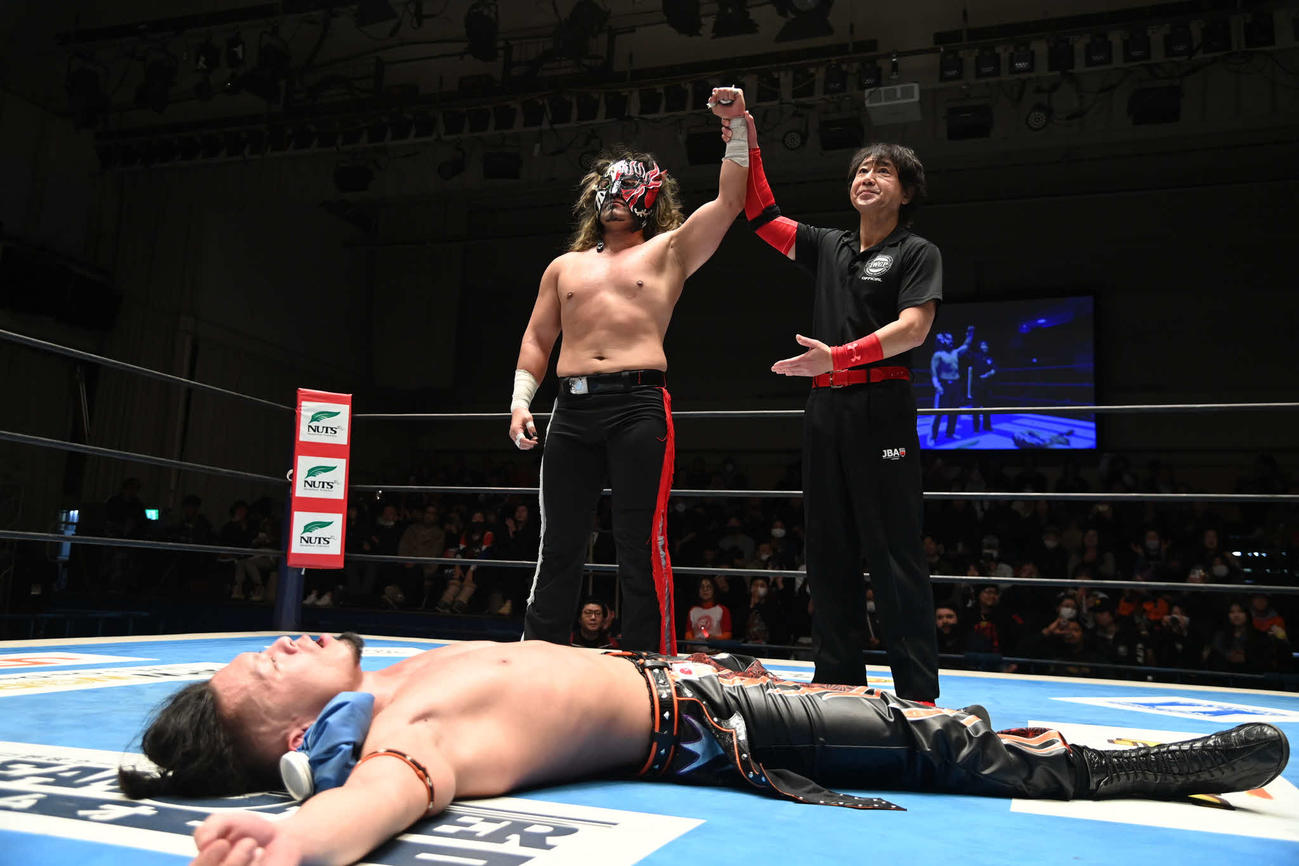 藤田晃生を倒して2度目の防衛を果たしたデスペラード（C）新日本プロレス