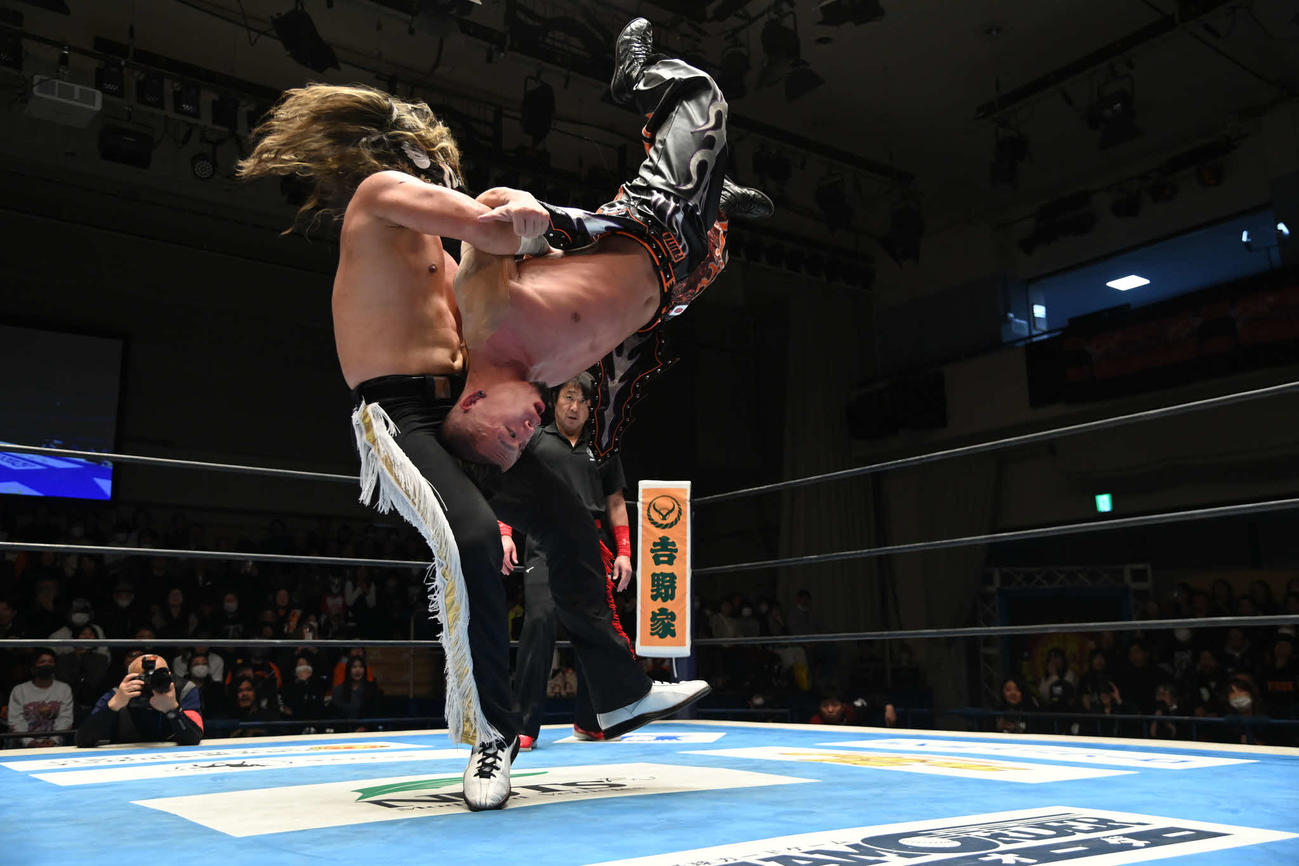 藤田晃生にピンチェ・ロコを決めるデスペラード（左）（C）新日本プロレス