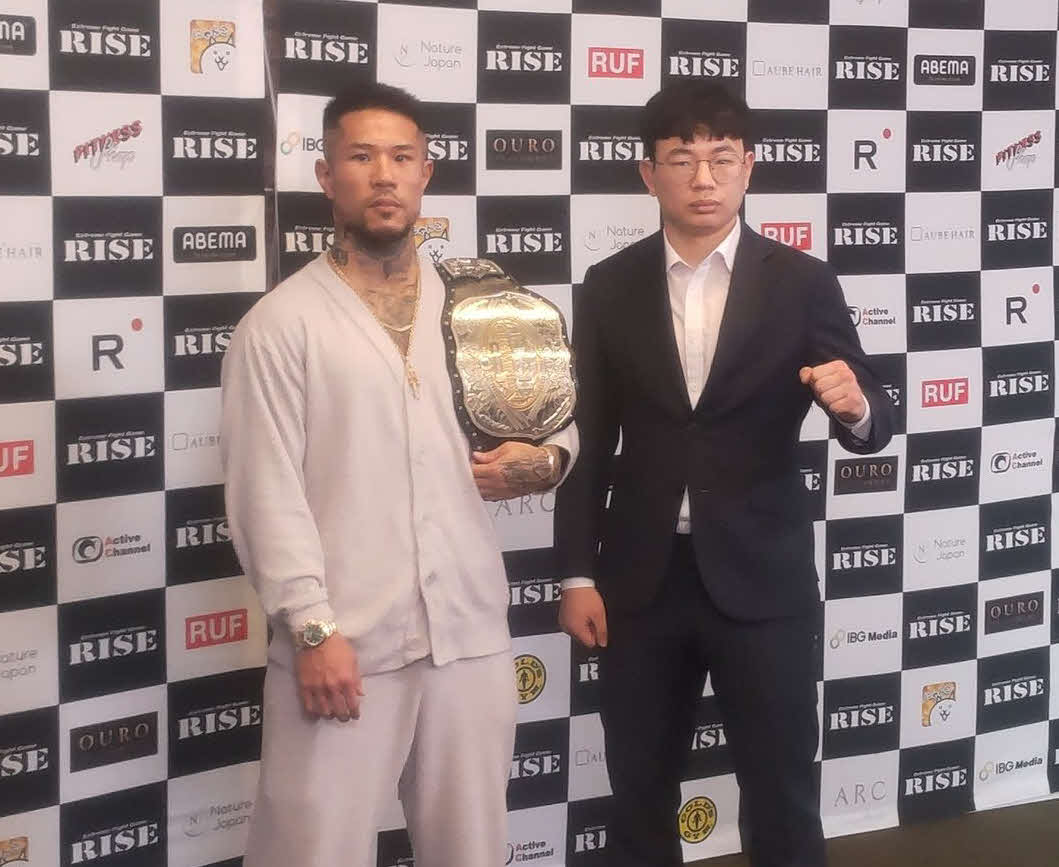 61・5キロトーナメント1回戦で激突する中村寛（左）とチャンヒョン・リー
