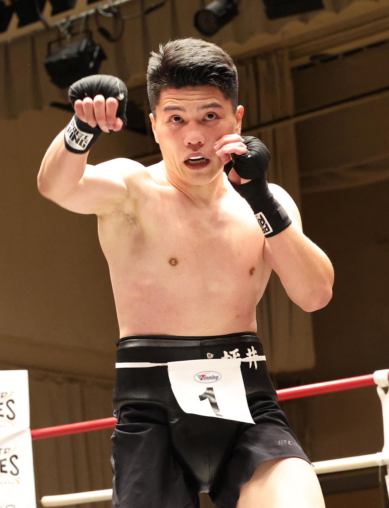 シャドーボクシングの試験を受ける坪井（撮影・中島郁夫）