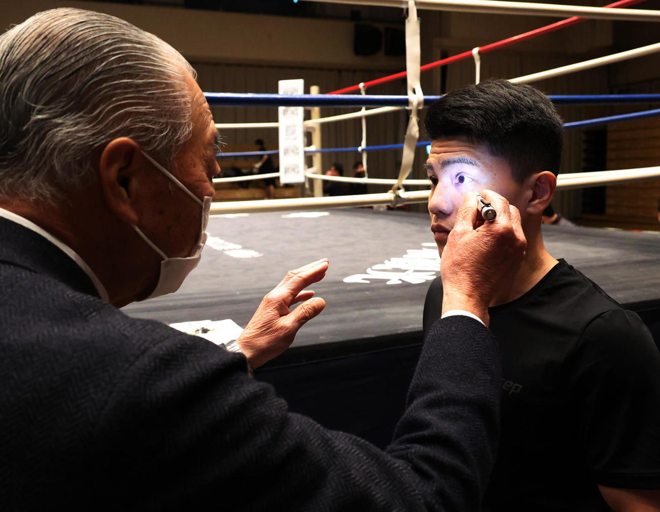 スパーリング前にドクターチェックを受ける坪井（撮影・中島郁夫）