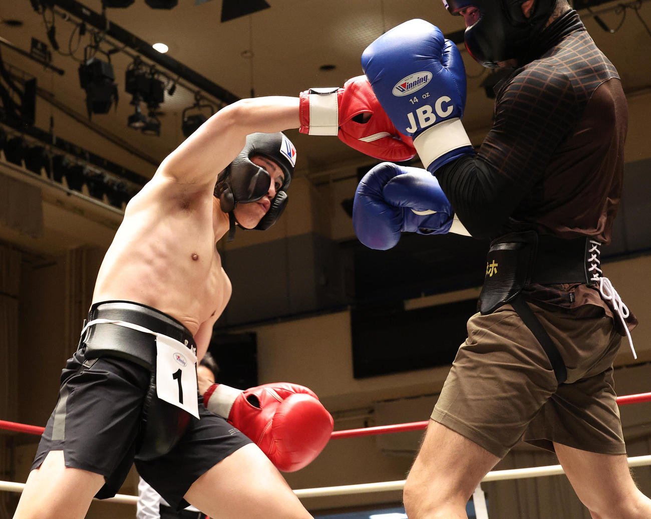 スパーリング試験を受ける坪井。右はゴンサレス（撮影・中島郁夫）