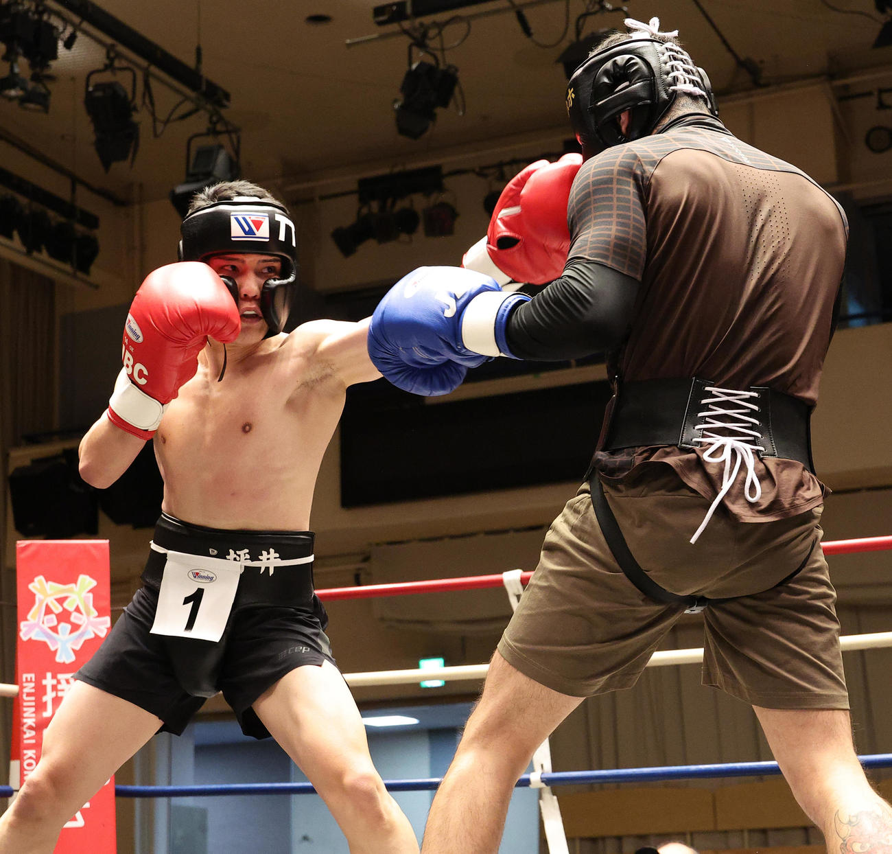 スパーリング試験を受ける坪井。右はゴンサレス（撮影・中島郁夫）