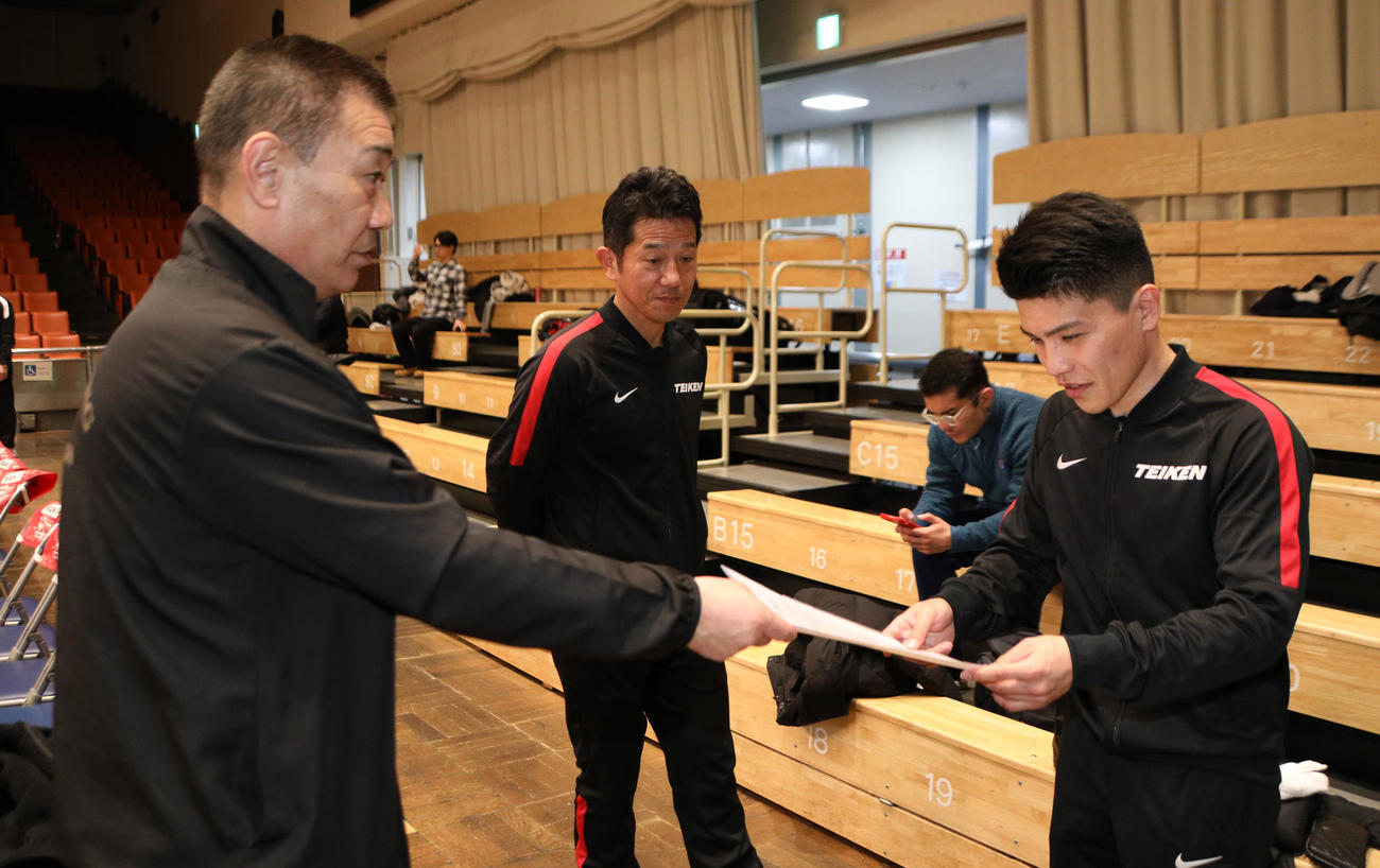 JBC関係者からプロテスト試験合格証書手渡される坪井智也（右）（撮影・中島郁夫）