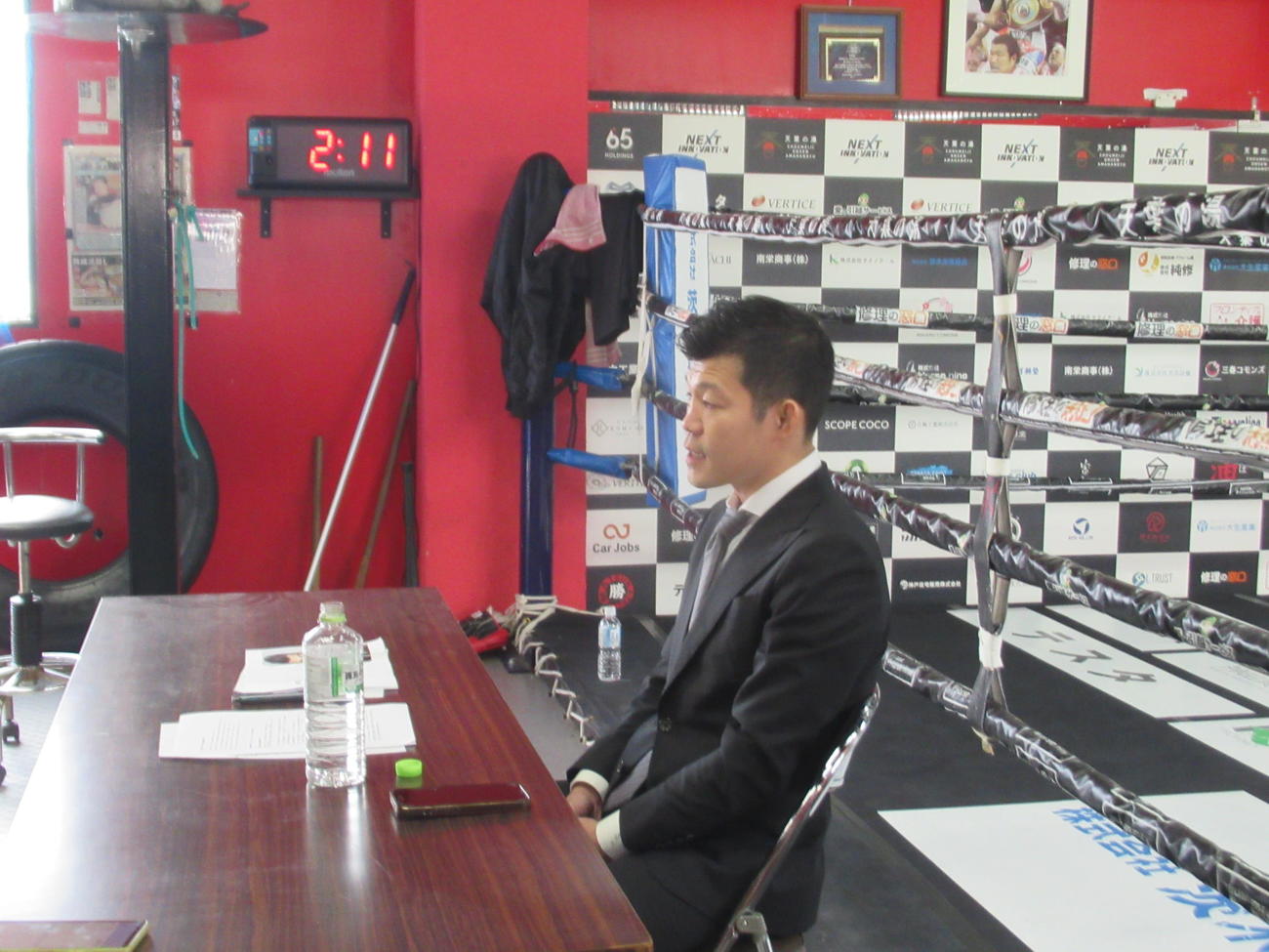 西日本ボクシング協会の会長選への出馬会見に臨んだ亀田興毅氏