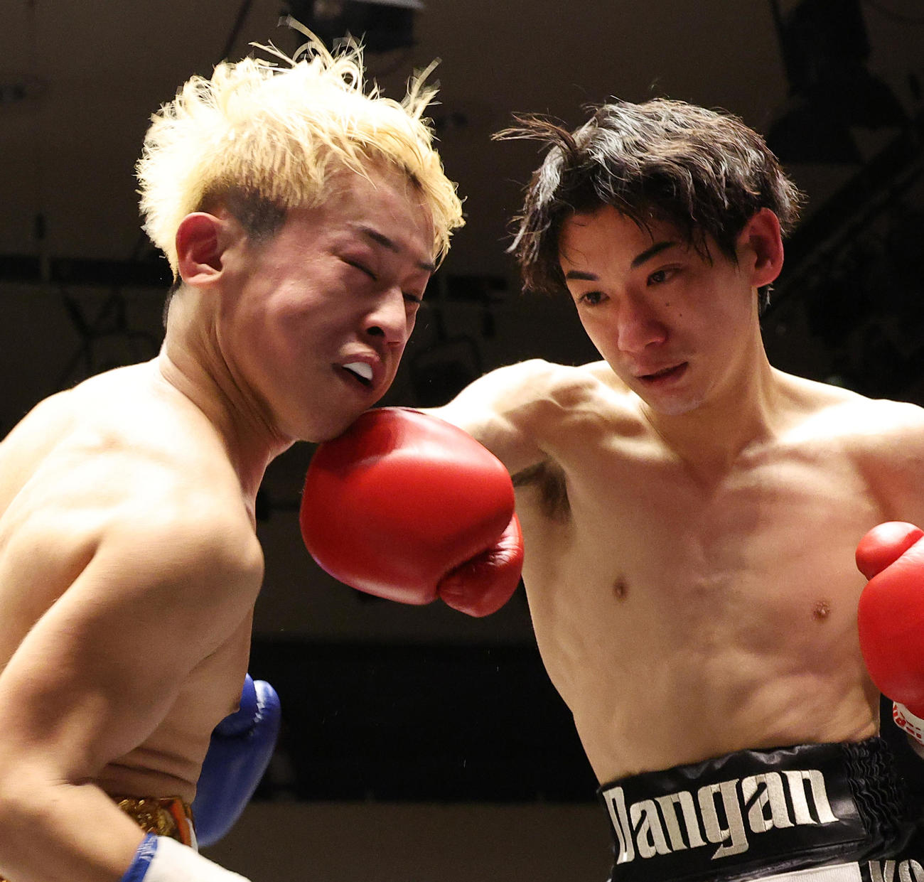 宮沢琉夏（左）に右フックを浴びせる横浜海斗（撮影・中島郁夫）
