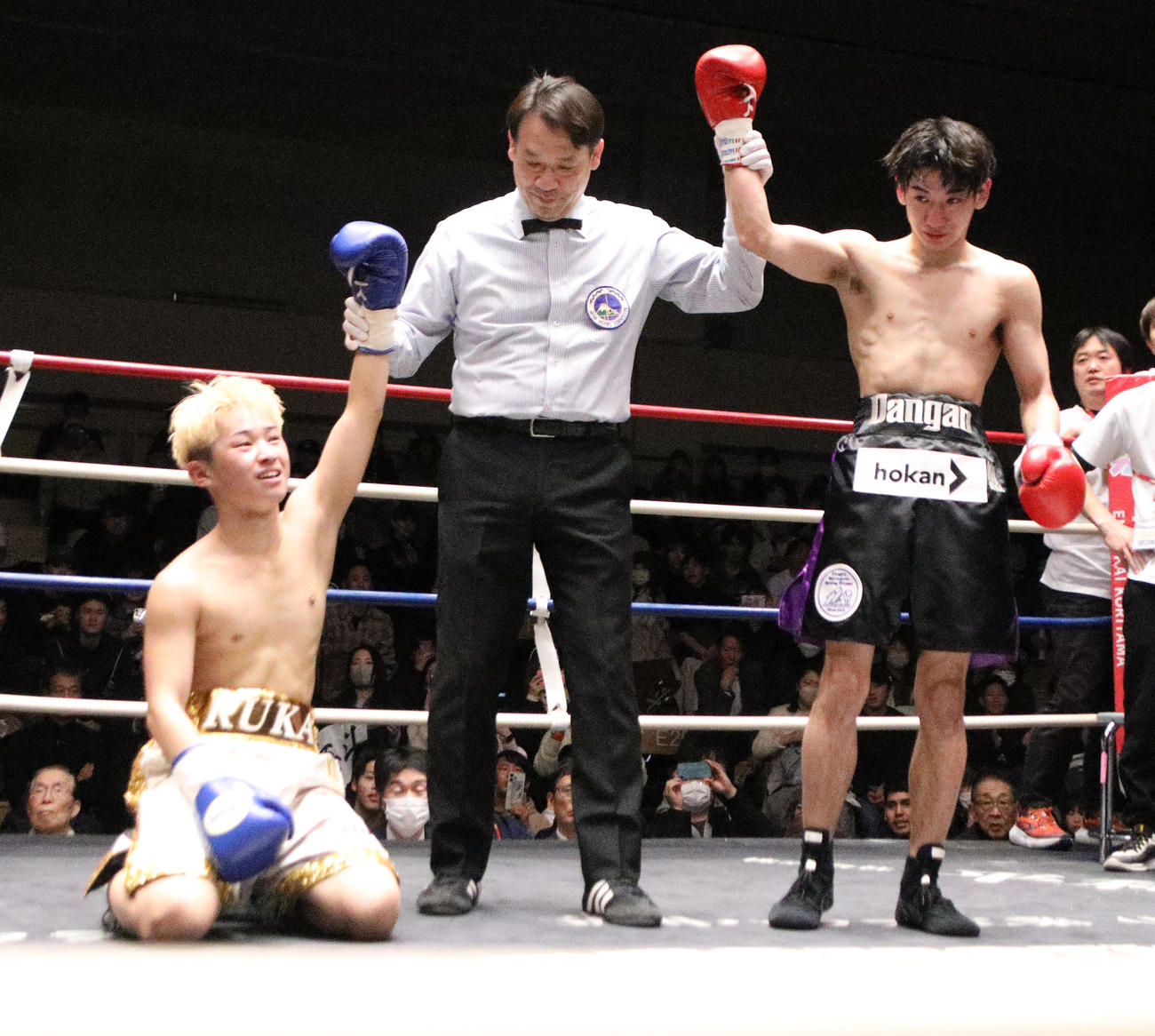 宮沢（左）とのデビュー戦をドローで終えた横浜（撮影・中島郁夫）