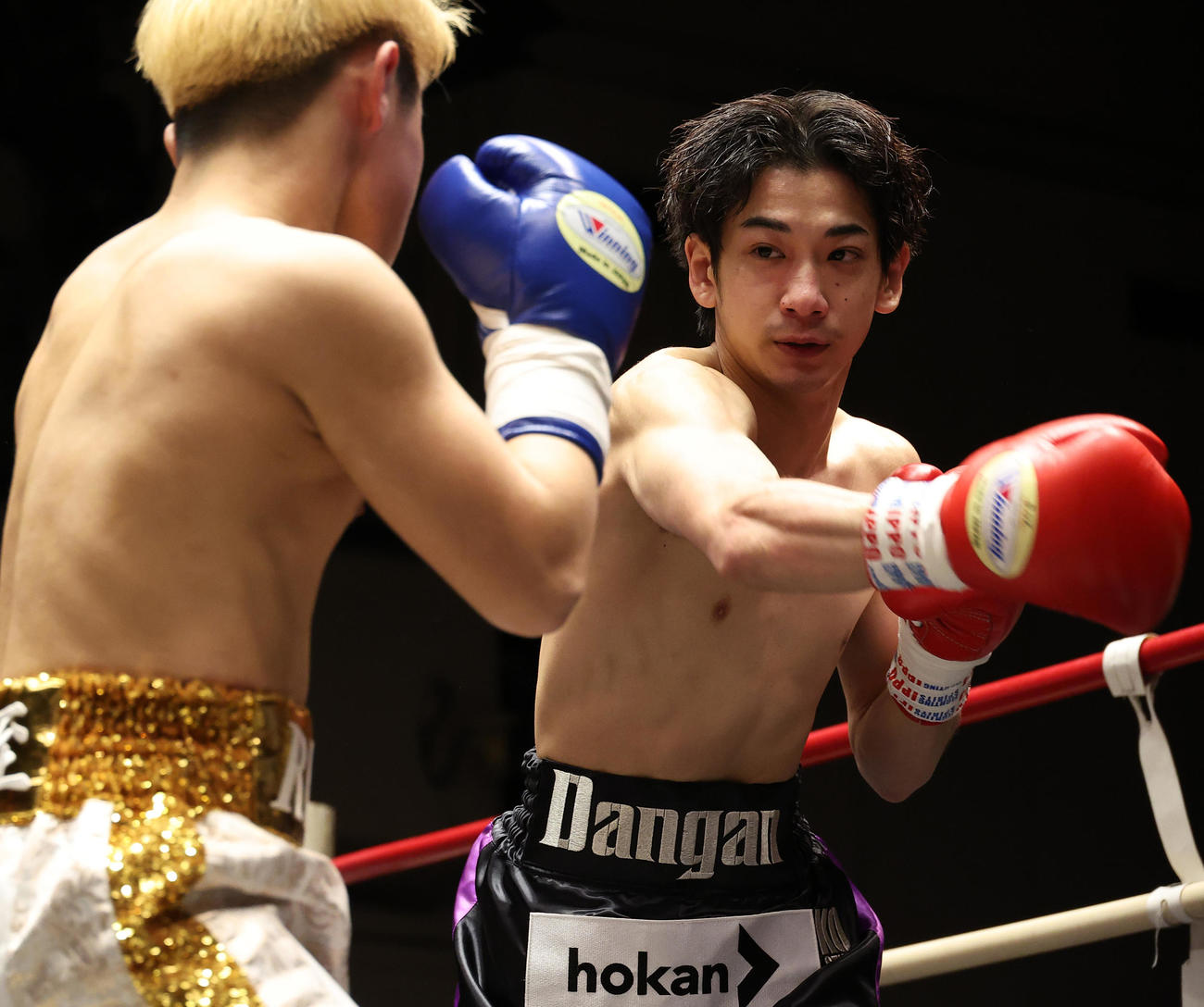 宮沢琉夏（左）に右フックを浴びせる横浜海斗（撮影・中島郁夫）