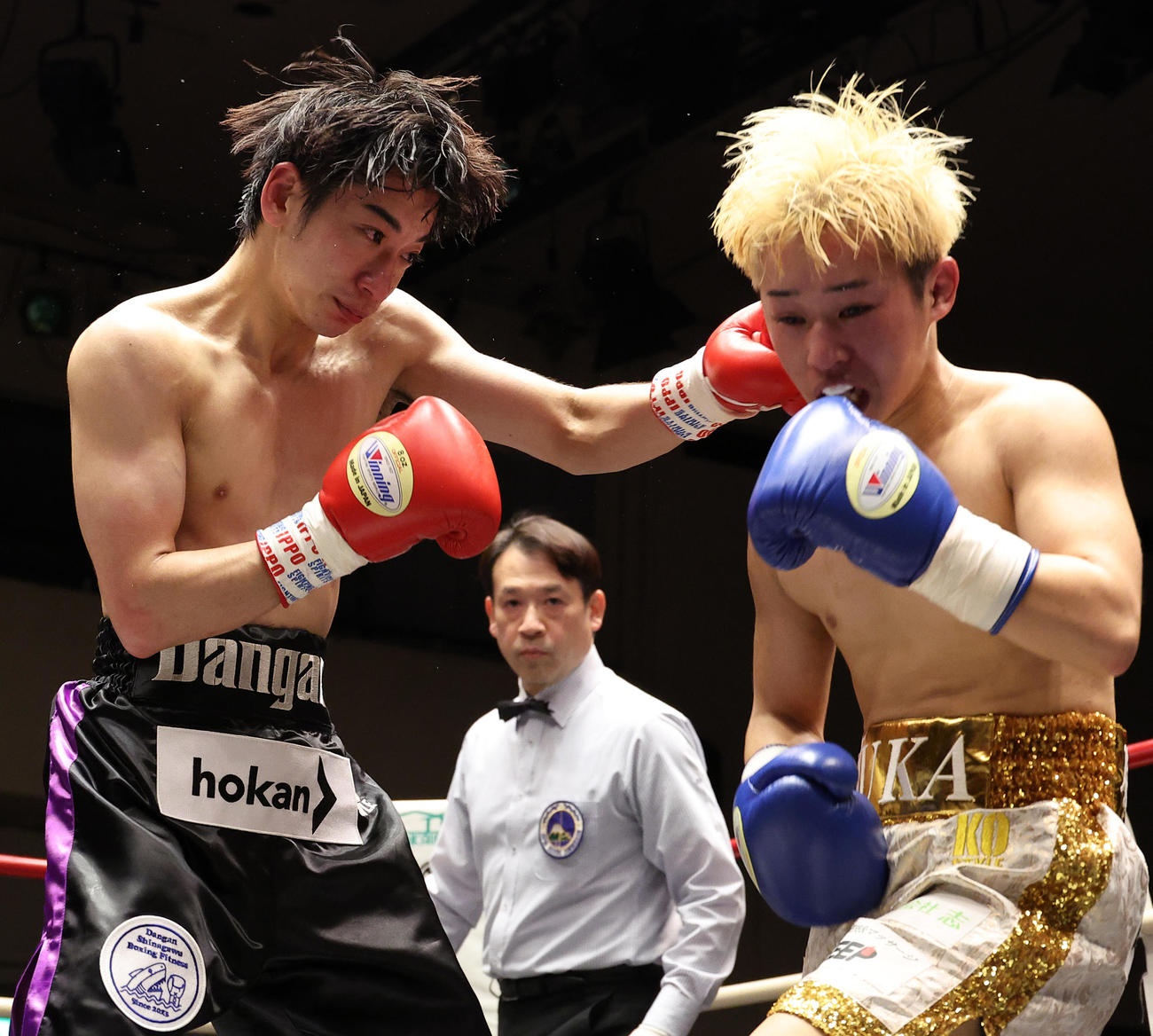 宮沢（右）に左フックを浴びせる横浜（撮影・中島郁夫）