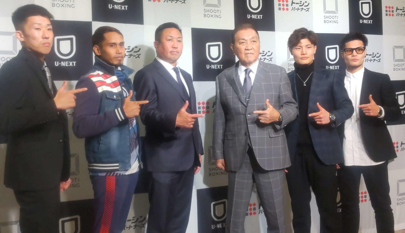 「SHOOT BOXING 2025 act.1」の記者会見に出席した（左から）川上叶、ルエル・カタラン、緒形健一代表、シーザー武志会長、山田彪太朗、山田虎矢太