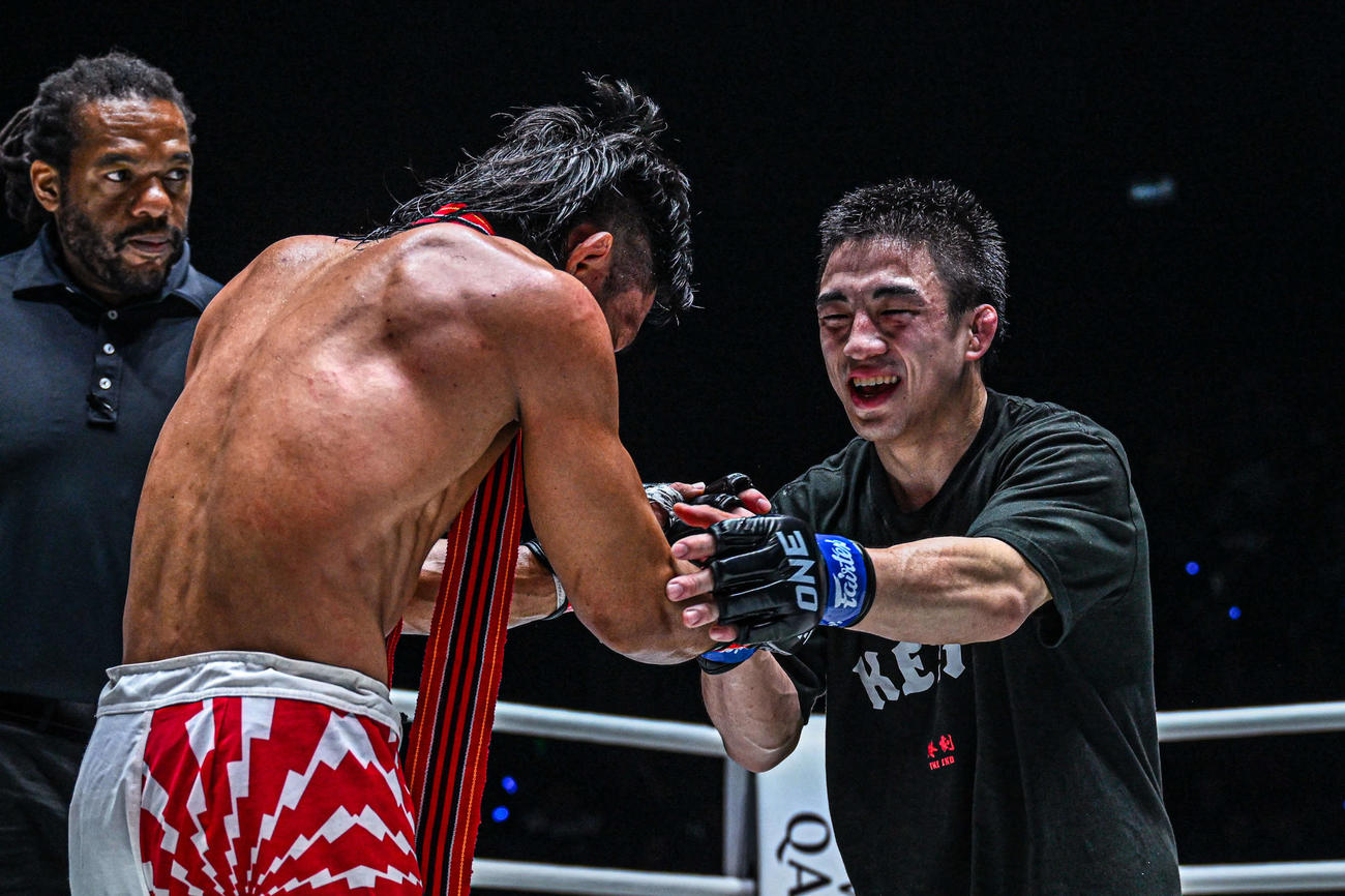 判定勝利後、アディワンと健闘をたたえ合う山北渓人（右）（C）ONE Championship