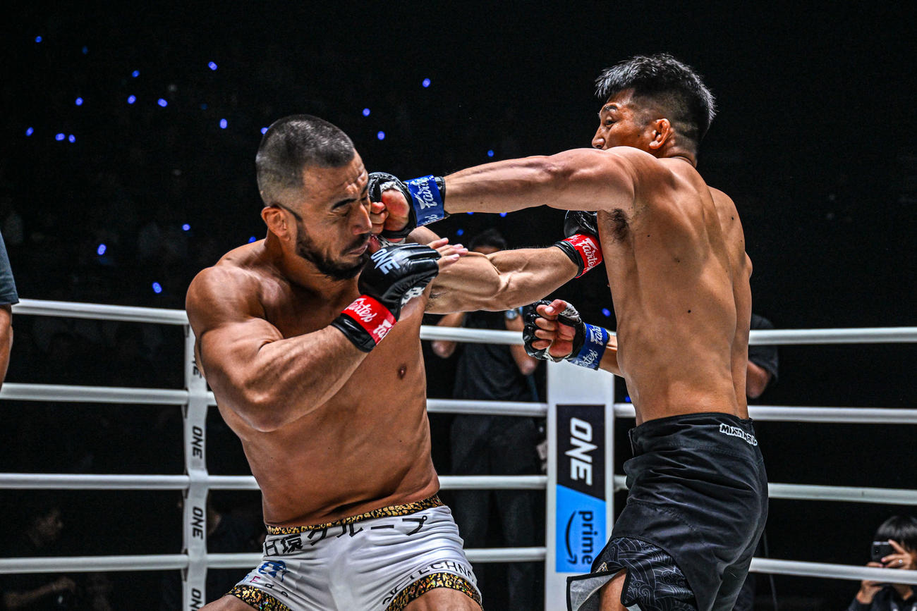 ジャンの左パンチを被弾する手塚裕之（左）（C）ONE Championship