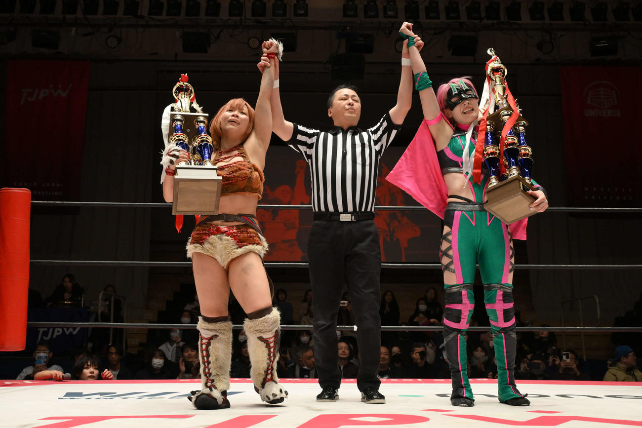 優勝した享楽共鳴の中島翔子（左）とハイパーミサヲ