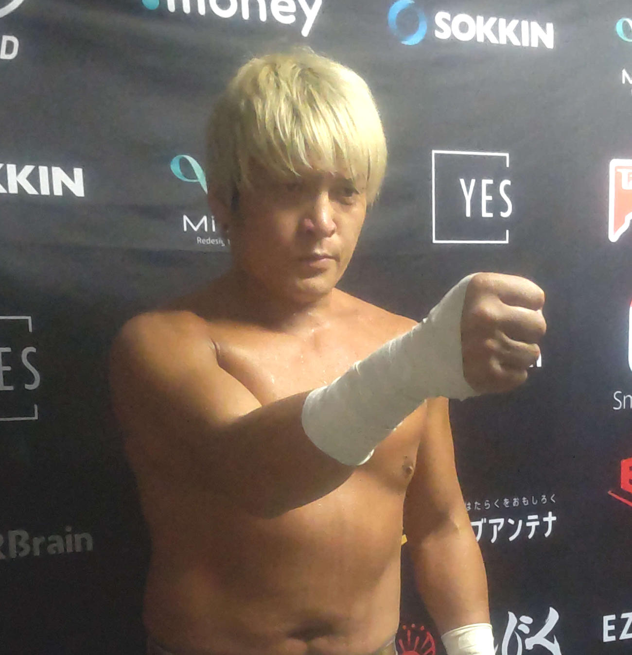 拳王はかつての愛弟子オオワダサンを倒して日本拳法の縦拳を突き出す拳王ポーズを決めた