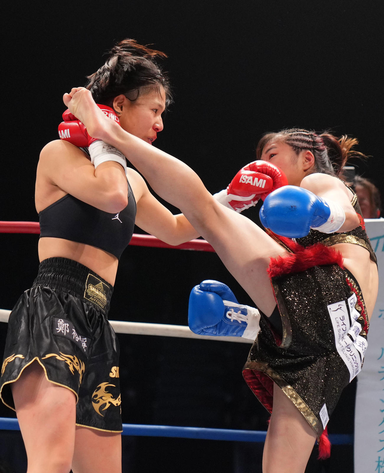 チョン・ユジョン対大西日和　2回、蹴りを放つ大西日和（右）（撮影・横山健太）
