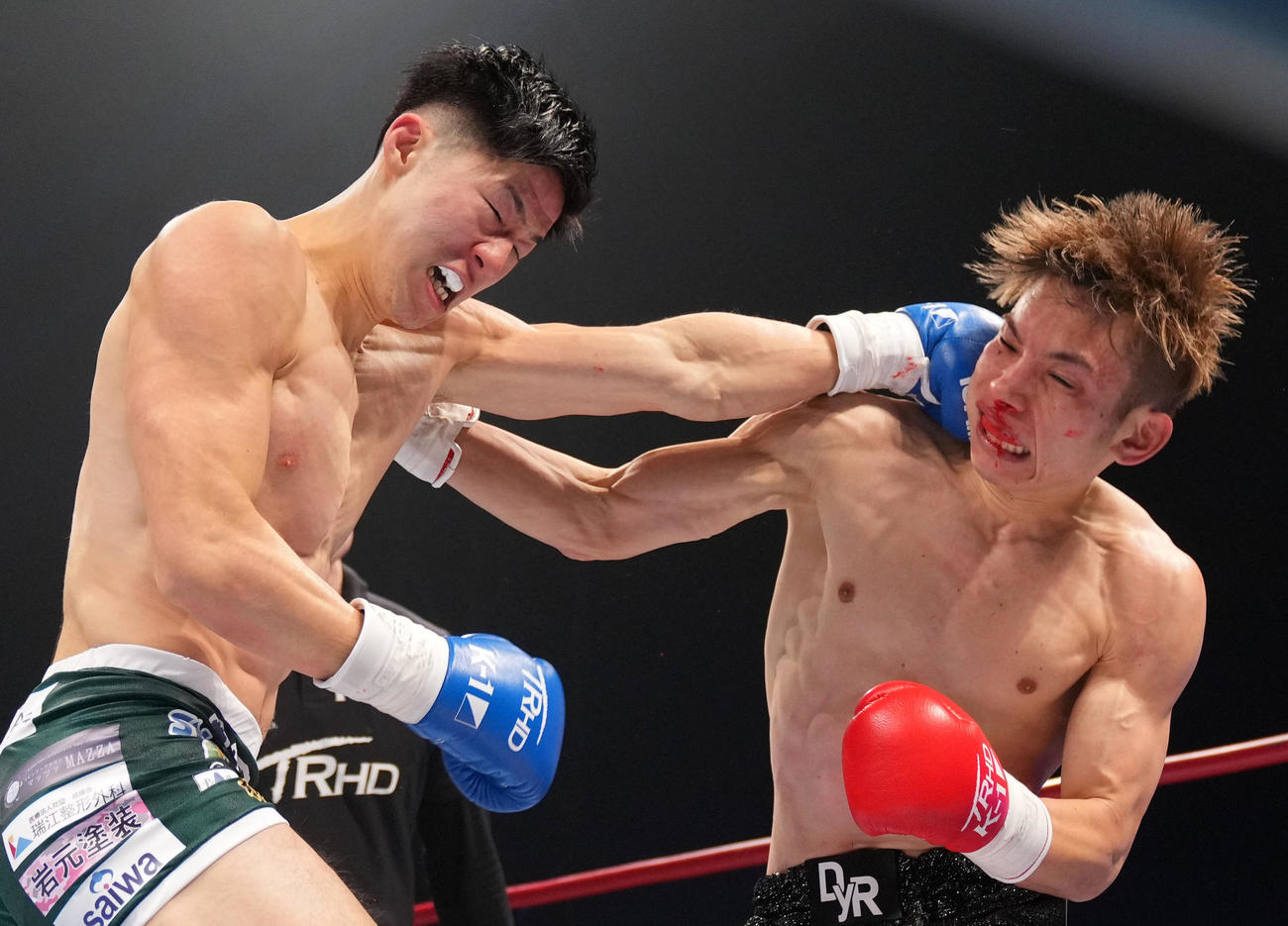 佐々木大蔵対稲垣柊　3回、打ち合う佐々木大蔵（右）と稲垣柊（撮影・横山健太）