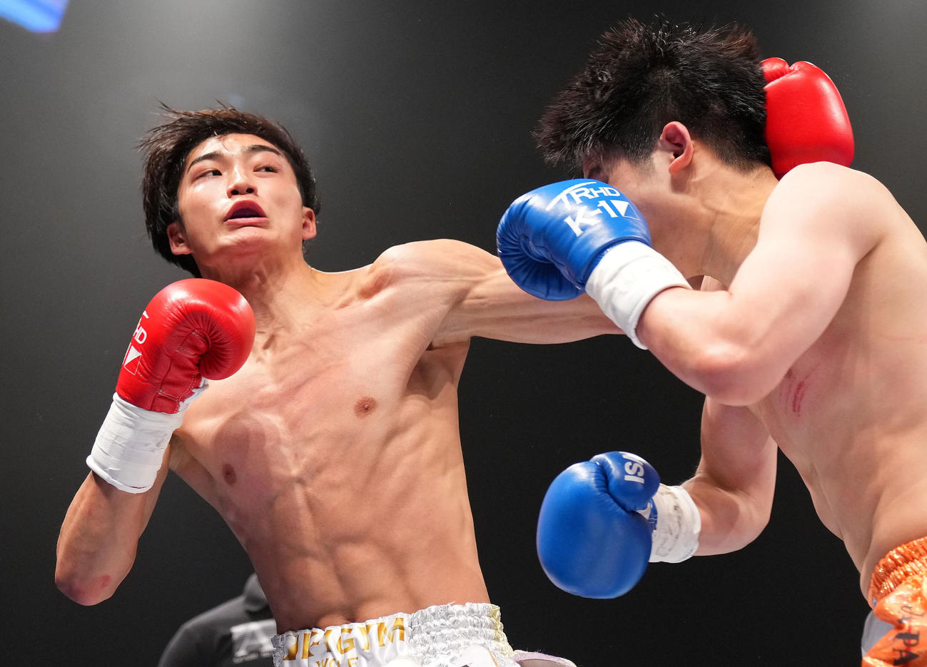大久保琉唯対竹見浩史郎　3回、パンチを放つ大久保琉唯（左）（撮影・横山健太）