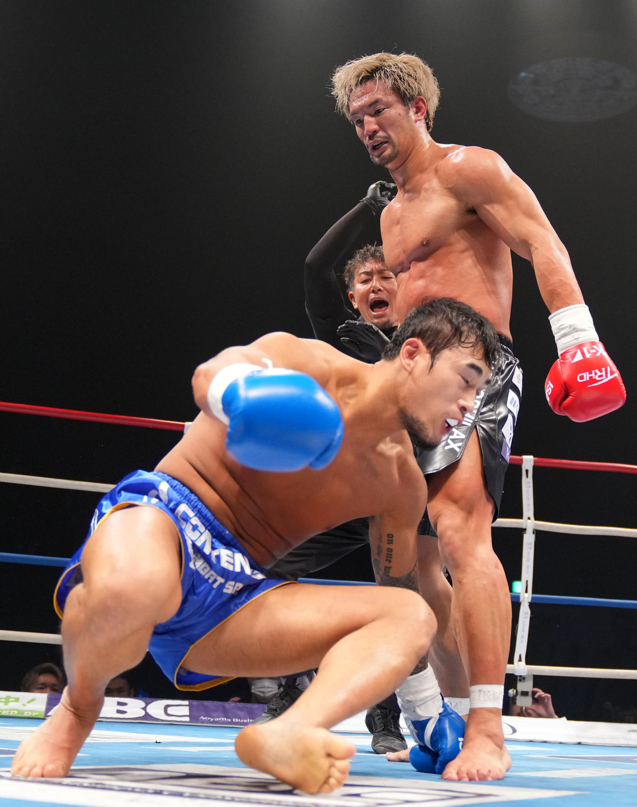 松倉信太郎対パク・チュンイル　2回、ダウンを奪う松倉信太郎（右）（撮影・横山健太）