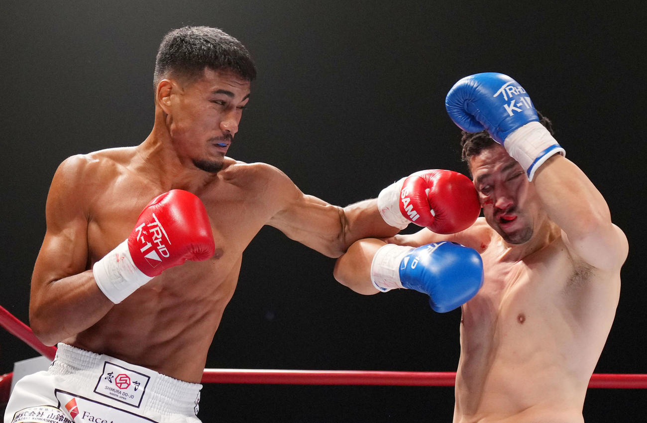 アビラル・ヒマラヤン・チーター対白須康仁　3回、ダウンを奪うアビラル・ヒマラヤン・チーター（左）（撮影・横山健太）