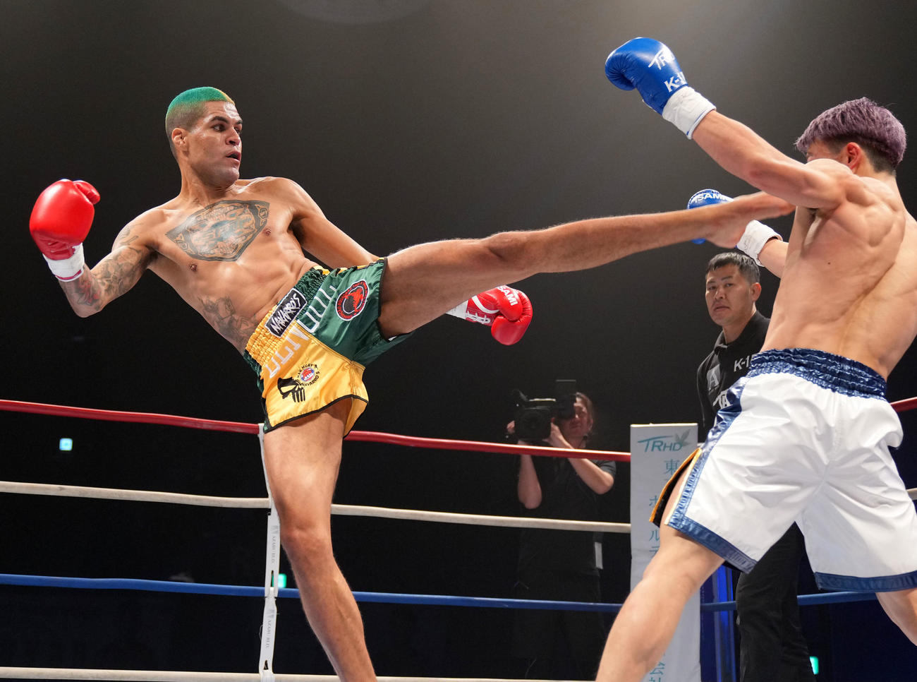 デング・シルバ対小田尋久　2回、蹴りを放つデング・シルバ（左）（撮影・横山健太）
