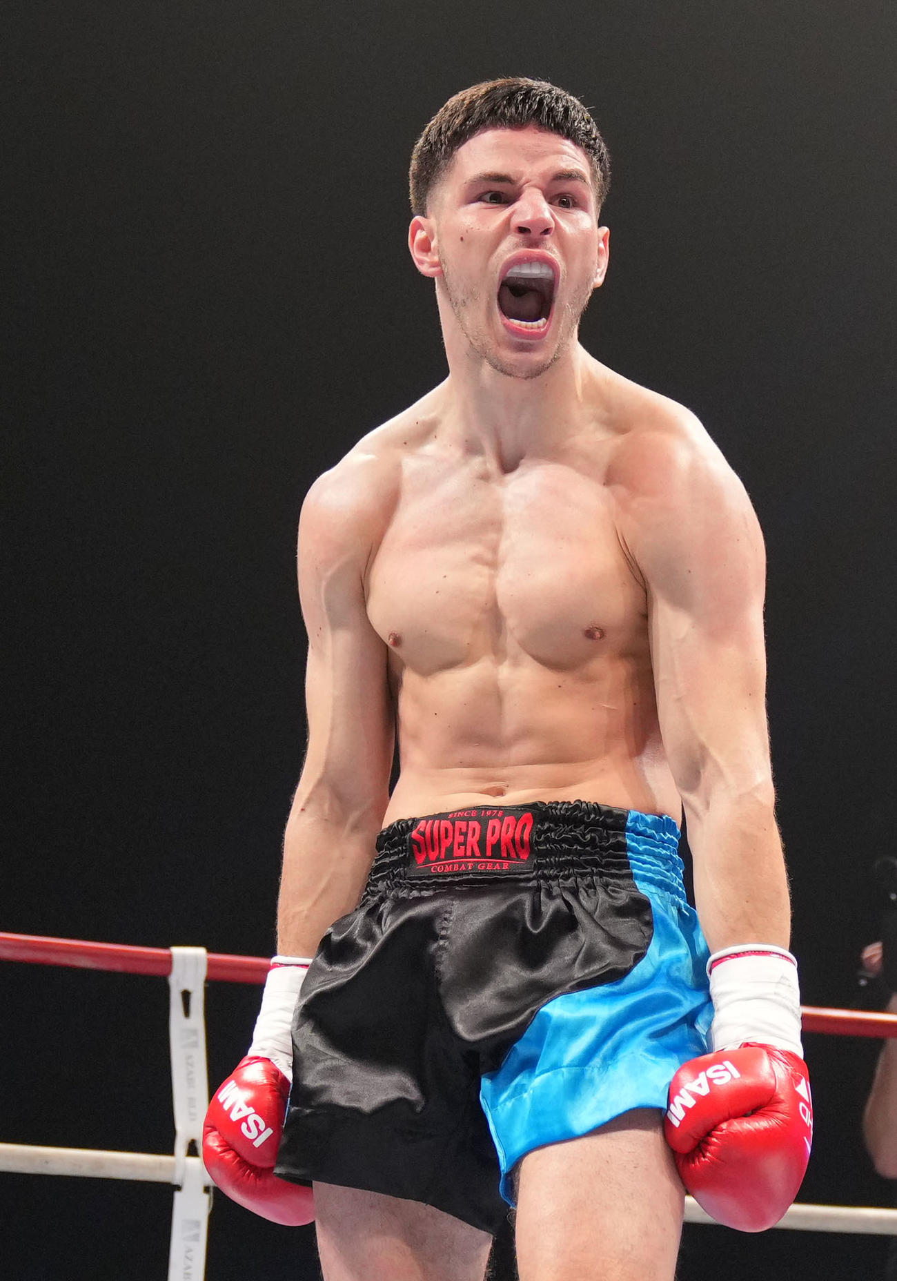 ダリル・フェルドンク対ジョムトーン・ストライカージム　KO勝利しほえるダリル・フェルドンク（撮影・横山健太）