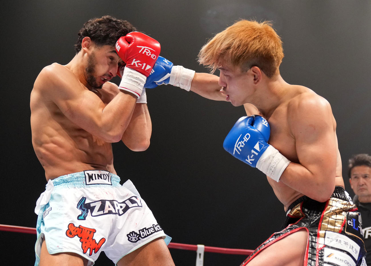 モハメド・ブタザ対璃久　3回、パンチを放つ璃久（右）（撮影・横山健太）