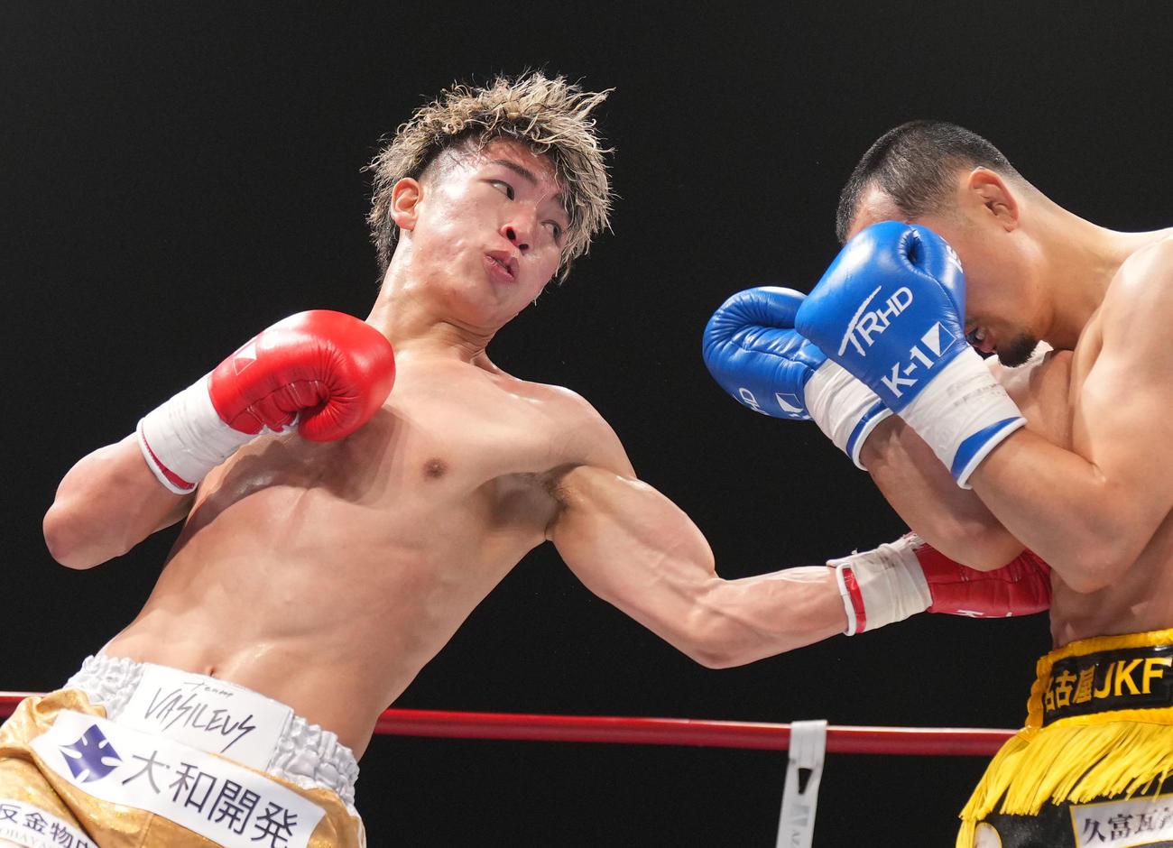 寺田匠対新美貴士　3回、パンチを放つ寺田匠（左）（撮影・横山健太）