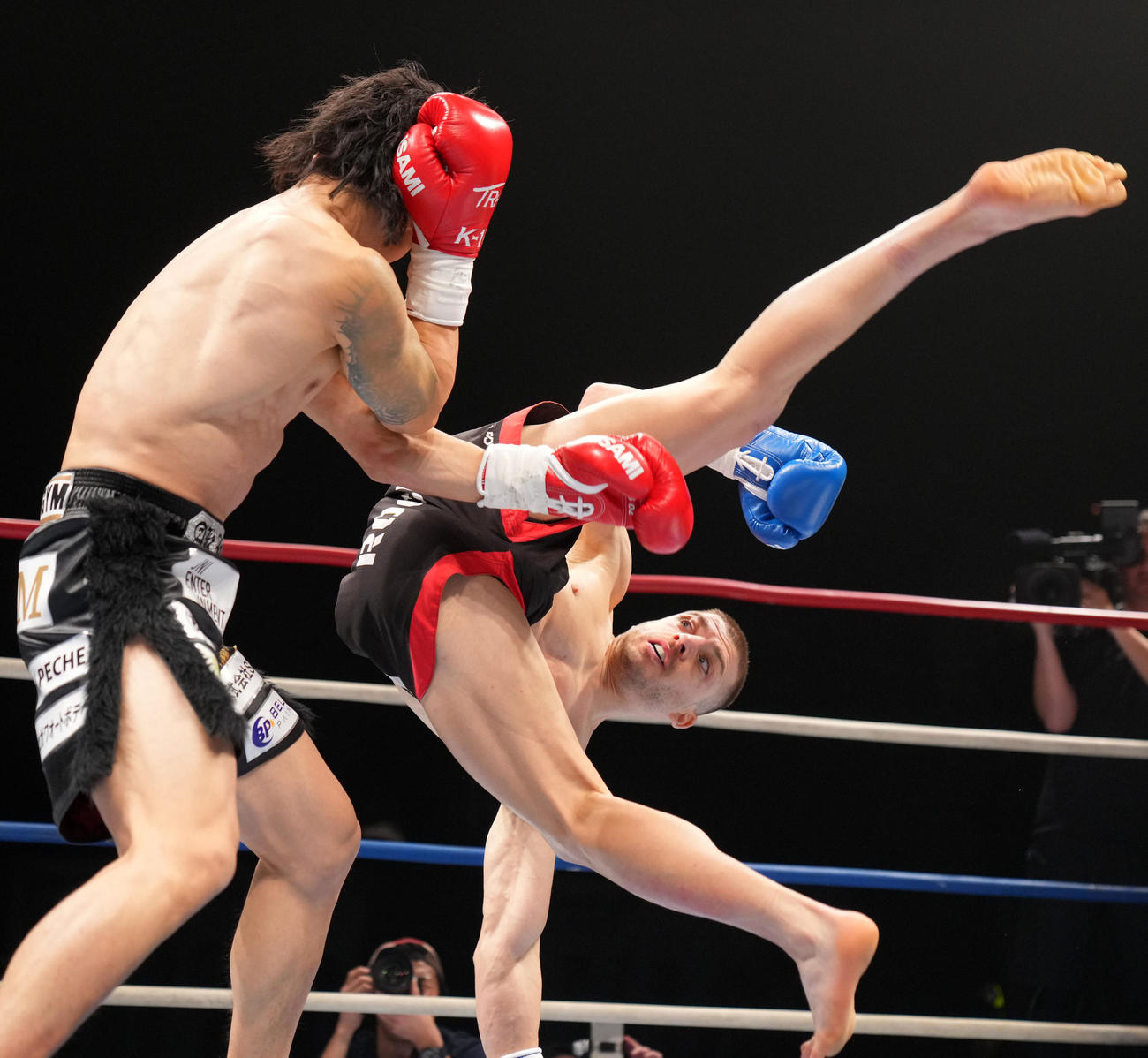 金子晃大対マノリス・カリスティス　1回、回転回し蹴りを放つマノリス・カリスティス（撮影・横山健太）