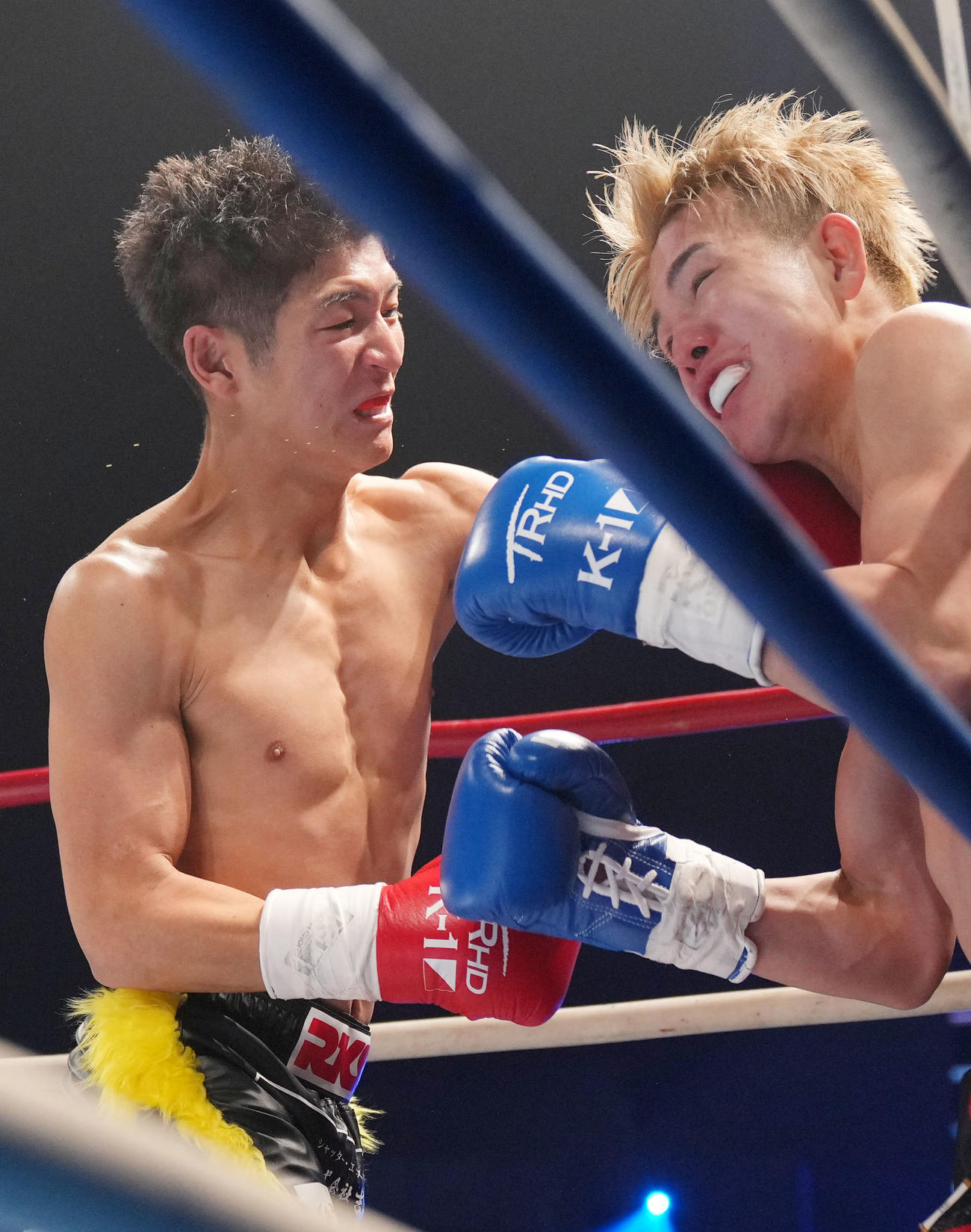 兼田将暉対玖村修平　1回、KO勝利する兼田将暉（左）（撮影・横山健太）
