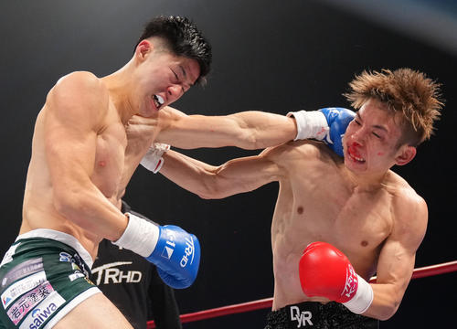 佐々木大蔵対稲垣柊　3回、打ち合う佐々木大蔵（右）と稲垣柊（撮影・横山健太）
