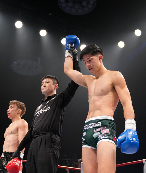 佐々木大蔵対稲垣柊　判定勝利した稲垣柊（右）（撮影・横山健太）