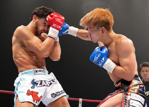 モハメド・ブタザ対璃久　3回、パンチを放つ璃久（右）（撮影・横山健太）