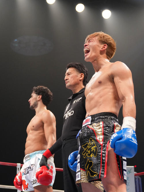 モハメド・ブタザ対璃久　判定勝利する璃久（右）（撮影・横山健太）