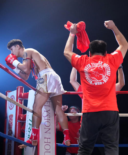 ヨードクンポン・ウィラサクレック対鈴木勇人　KO勝利で王座を防衛したヨードクンポン・ウィラサクレック（撮影・横山健太）