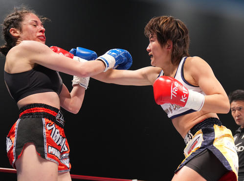 池内紀子対ベセラ・ロガスカ　1回、パンチを放つ池内紀子（右）（撮影・横山健太）