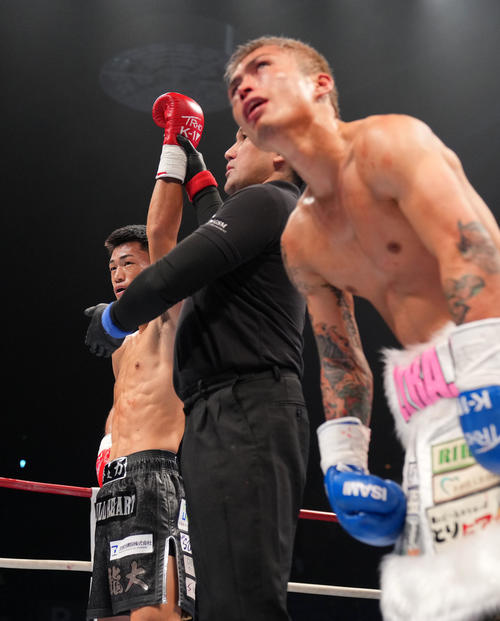 石田龍大対永坂吏羅　判定勝利した石田龍大（左）（撮影・横山健太）