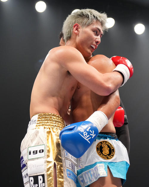 里見柚己対トーマス・アギーレ　判定勝利した里見柚己（撮影・横山健太）