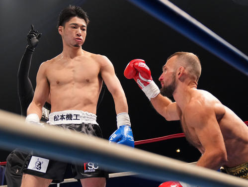 ヴィクトル・アキモフ対近藤拳成　1回、KO勝利する近藤拳成（左）（撮影・横山健太）