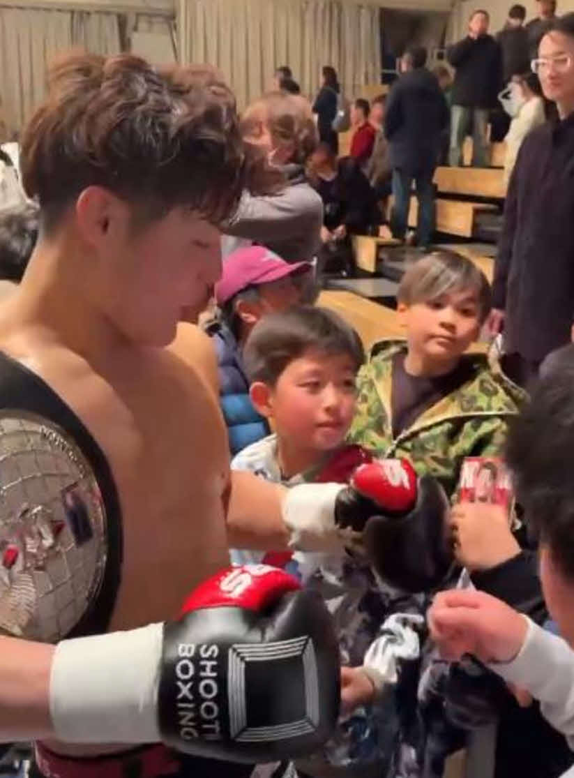 勝利後、子供たちに囲まれる山田彪太朗（シュートボクシング公式Xから）