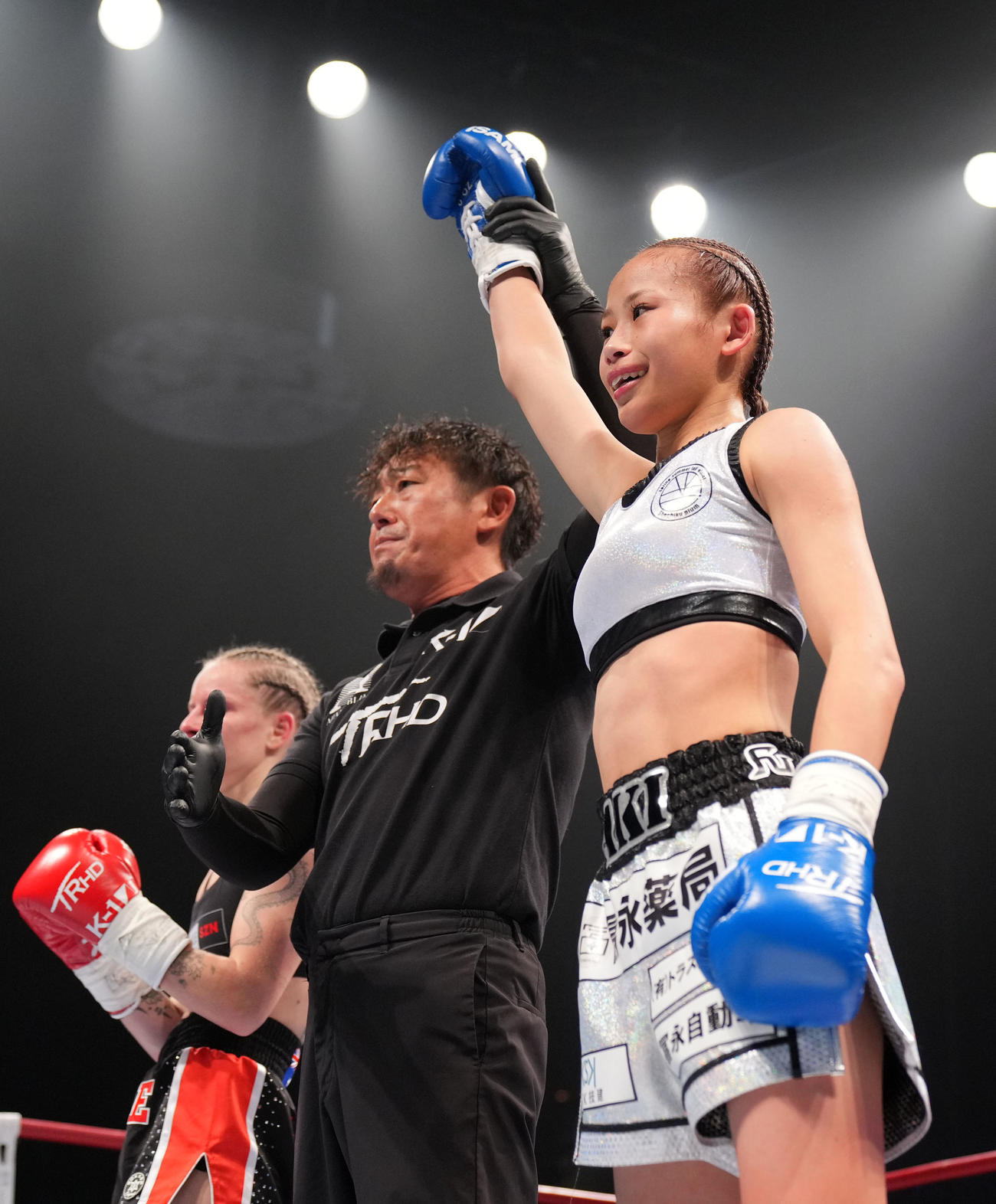 ルシール対末松晄　判定勝利した末松晄（右）（撮影・横山健太）