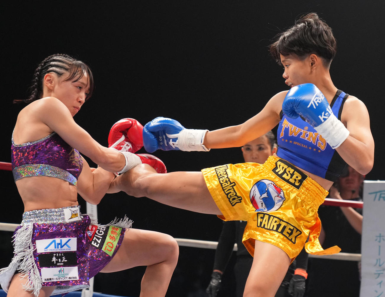 松谷綺対マフィア・ペットモンコンディー　1回、蹴りを放つマフィア・ペットモンコンディー（右）（撮影・横山健太）