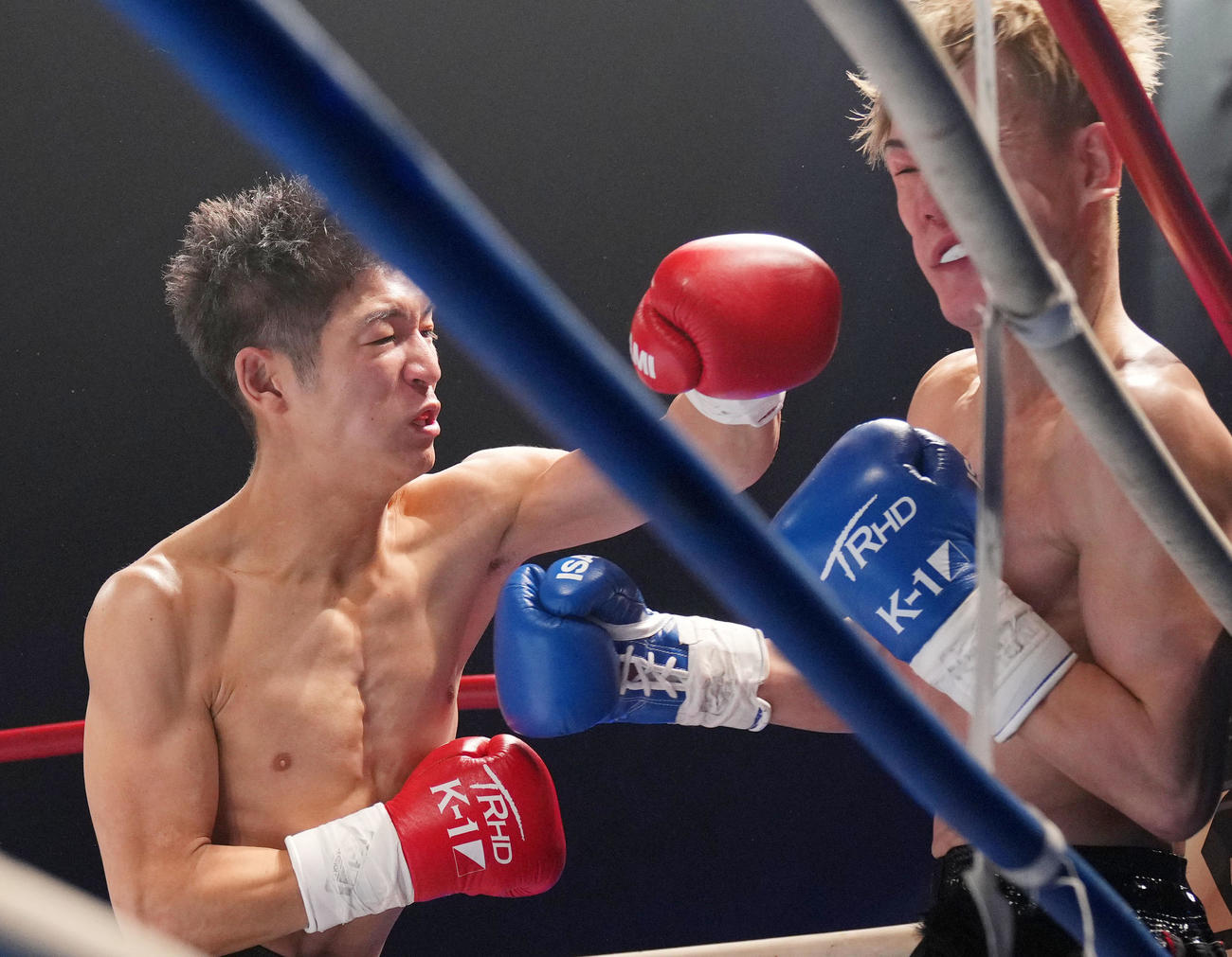 兼田将暉対玖村修平　1回、KO勝利する兼田将暉（左）（撮影・横山健太）