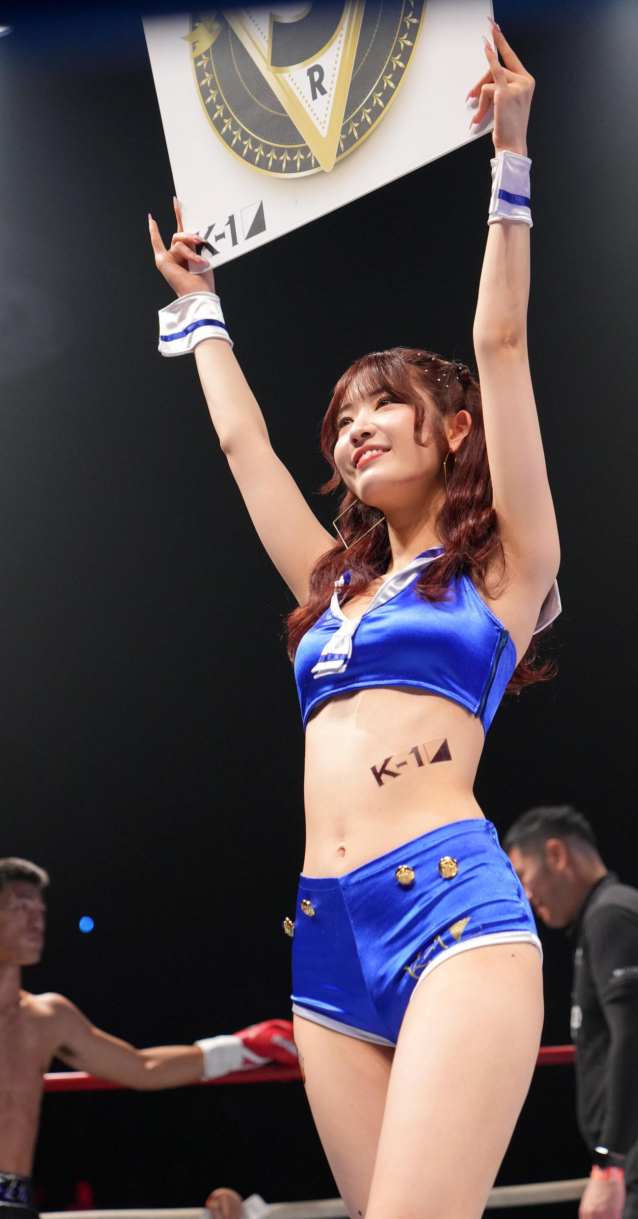 リングを彩るラウンドガール（撮影・横山健太）