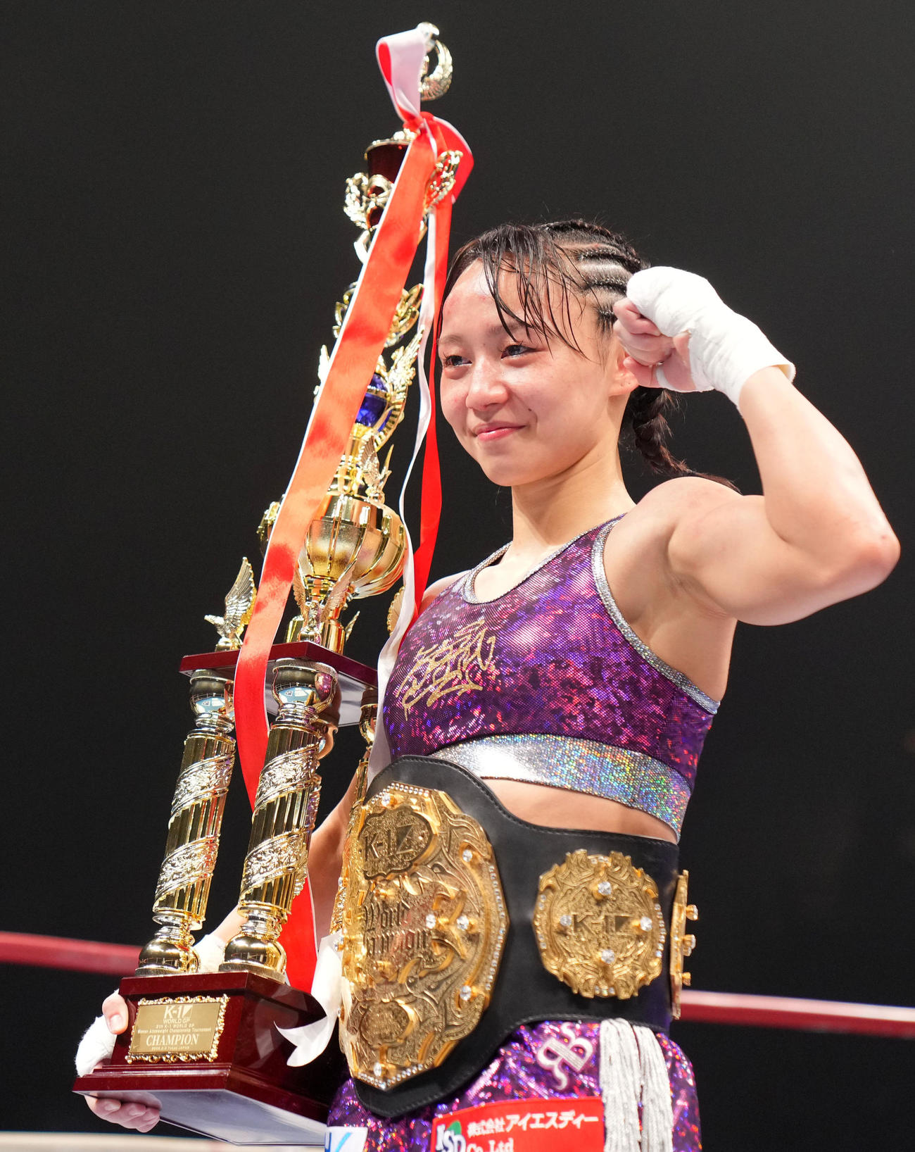 松谷綺対末松晄　女子アトム級王者となり笑顔を見せる松谷綺（撮影・横山健太）