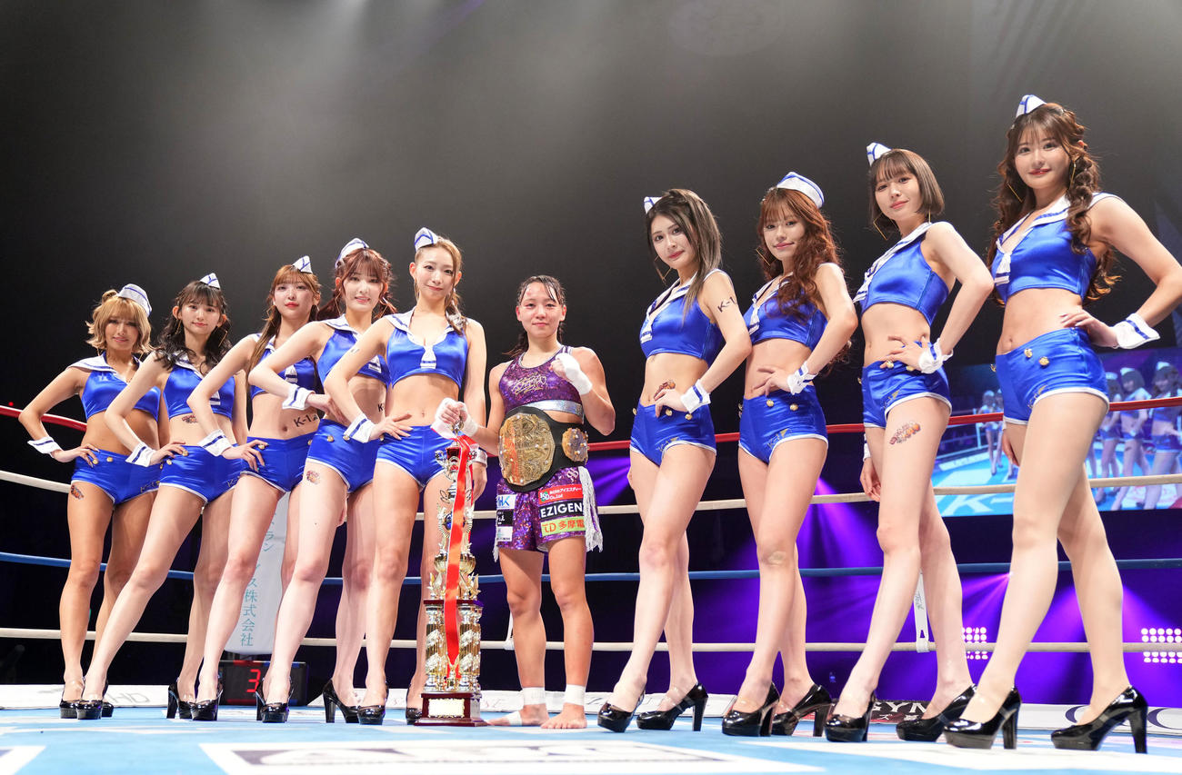 松谷綺対末松晄　女子アトム級王者となり笑顔を見せる松谷綺（左から6人目）（撮影・横山健太）