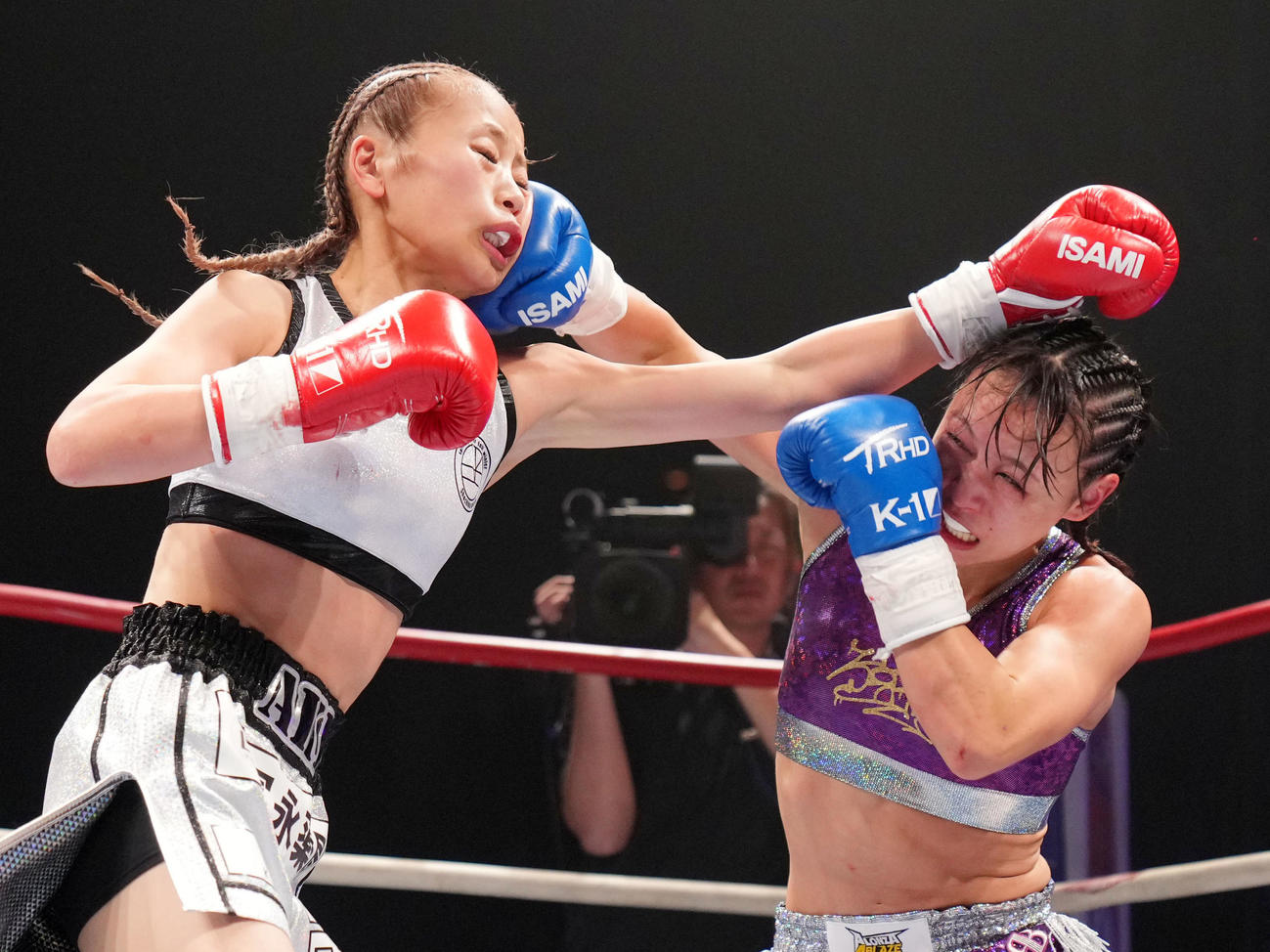 松谷綺対末松晄　3回、パンチを放つ松谷綺（右）（撮影・横山健太）